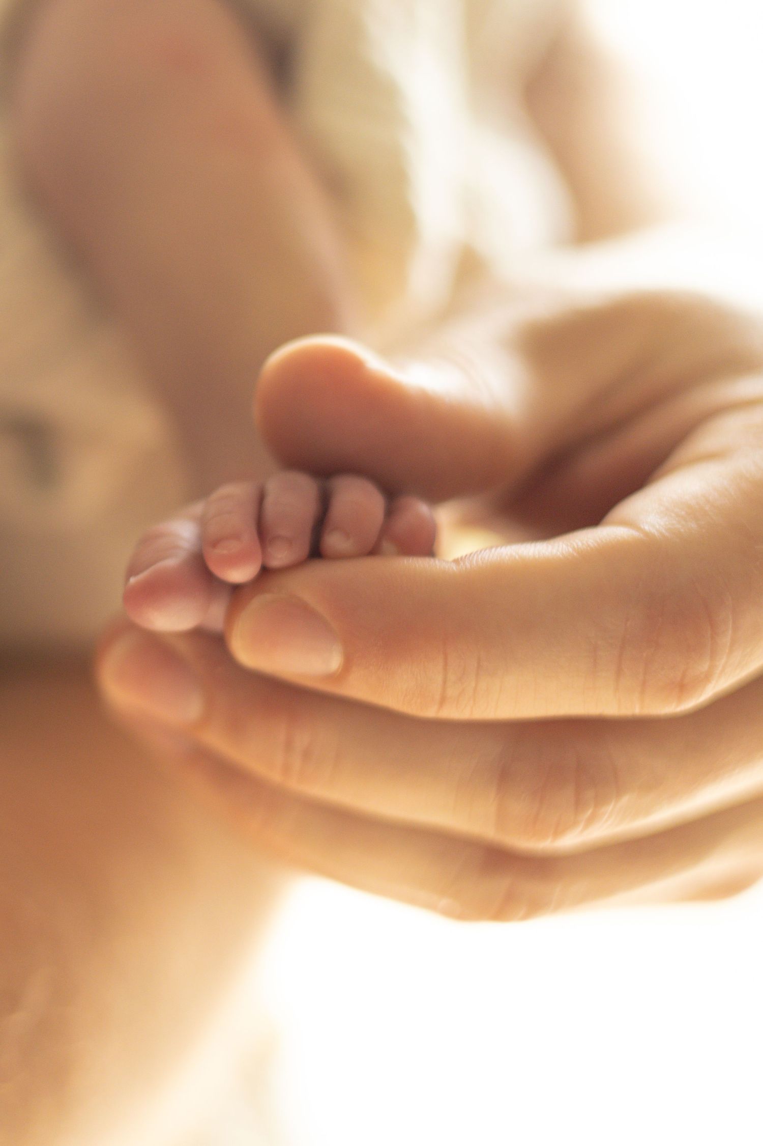 Close-up details of newborn feet in dad’s hand — lifestyle family photography in Tacoma, Puyallup, Gig Harbor, South Sound, WA