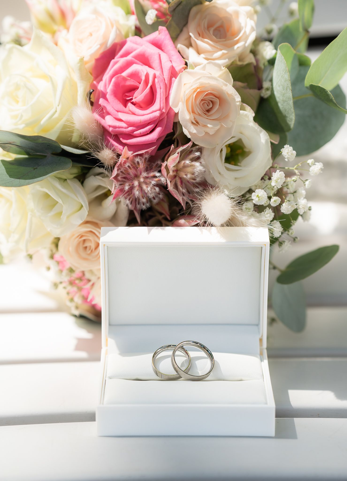 Ehering in der Box mit Blumen