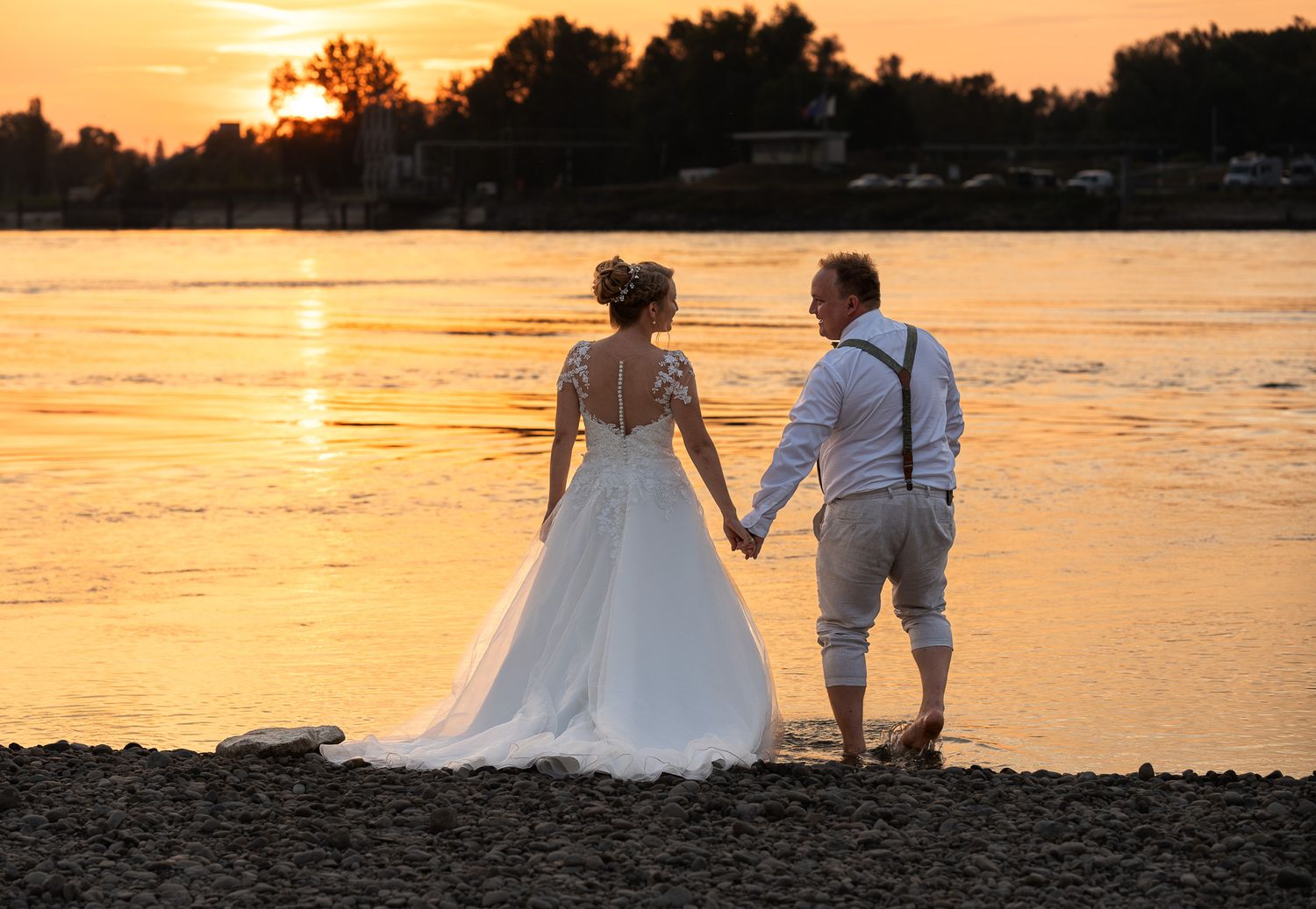 Hochzeitspaar hält Hand mit Goldkanal See im Hintergrund