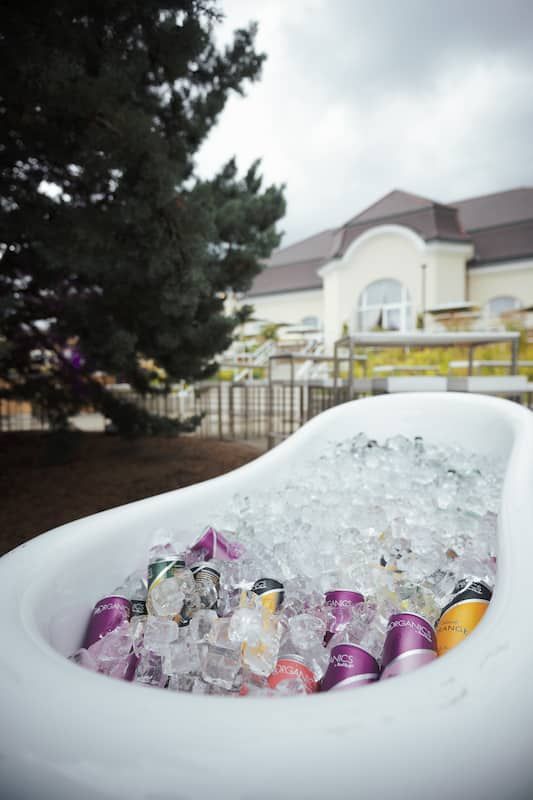 Badewanne mit Getränken vor der Location Weitsicht Cobenzl