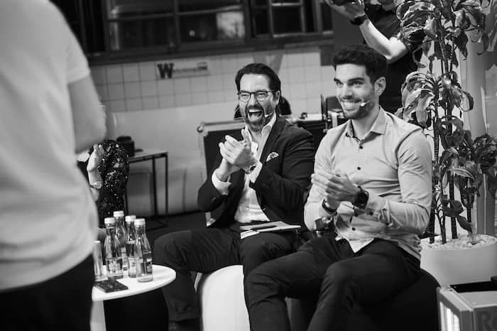 Dejan Stojanovic, wie er lacht und seinen Speaker feiert