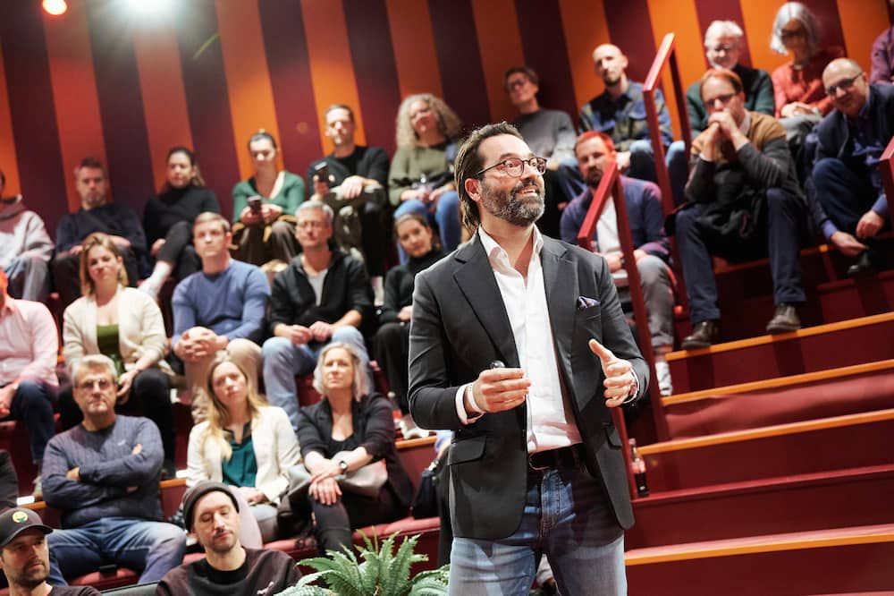 Dejan Stojanovic als Speaker bei den Fuckup Nights im The Social Hub Wien