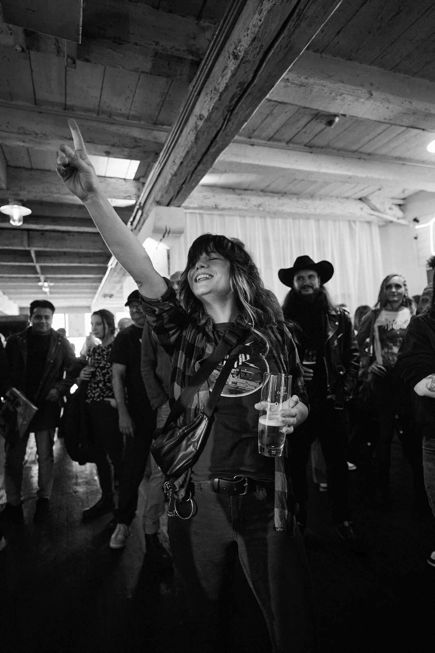 16 Bands gegen Gewalt an Frauen – Event in der Ottakringer Brauerei Wien. Man sieht eine Gruppe von Menschen die der Band zuhört und feiert.