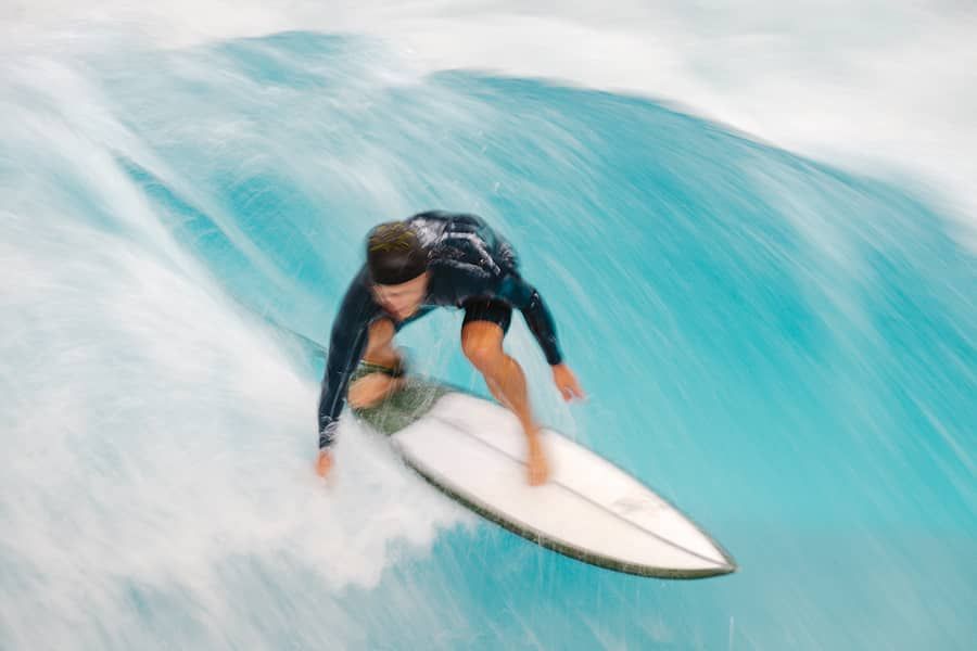 Surfer Attila beim Indoorsurfen im Rheinriff, aufnegommen im Motionblur