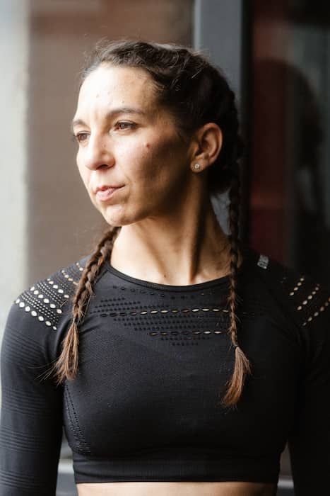 Portrait von Biggi, einer Kampfsportlerin, sie sieht nachdenklich aber strak aus dem Fenster