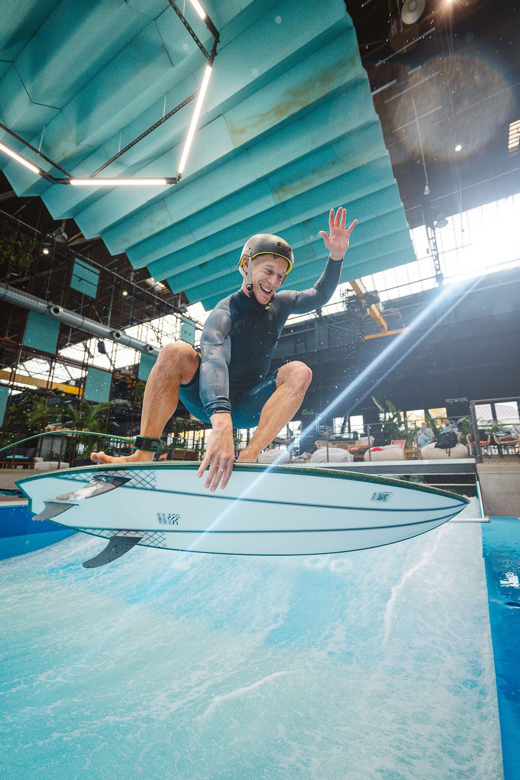 Surfer Attila inmitten eines spektakulären Sprungs