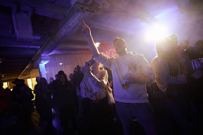 16 Bands gegen Gewalt an Frauen – Event in der Ottakringer Brauerei Wien. Man sieht eine Gruppe von Menschen die der Band zuhört und feiert.