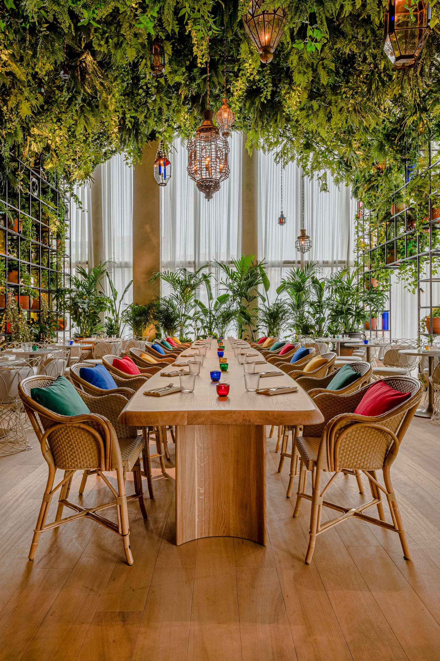 Fotografía de arquitectura: restaurante Oroya con mesa comunal de madera y diseño biofílico en The Madrid Edition, Madrid.