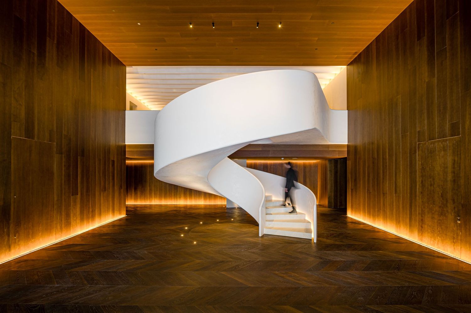 Fotografía de arquitectura interior de la escalera de caracol blanca en The Madrid Edition, diseño de John Pawson.