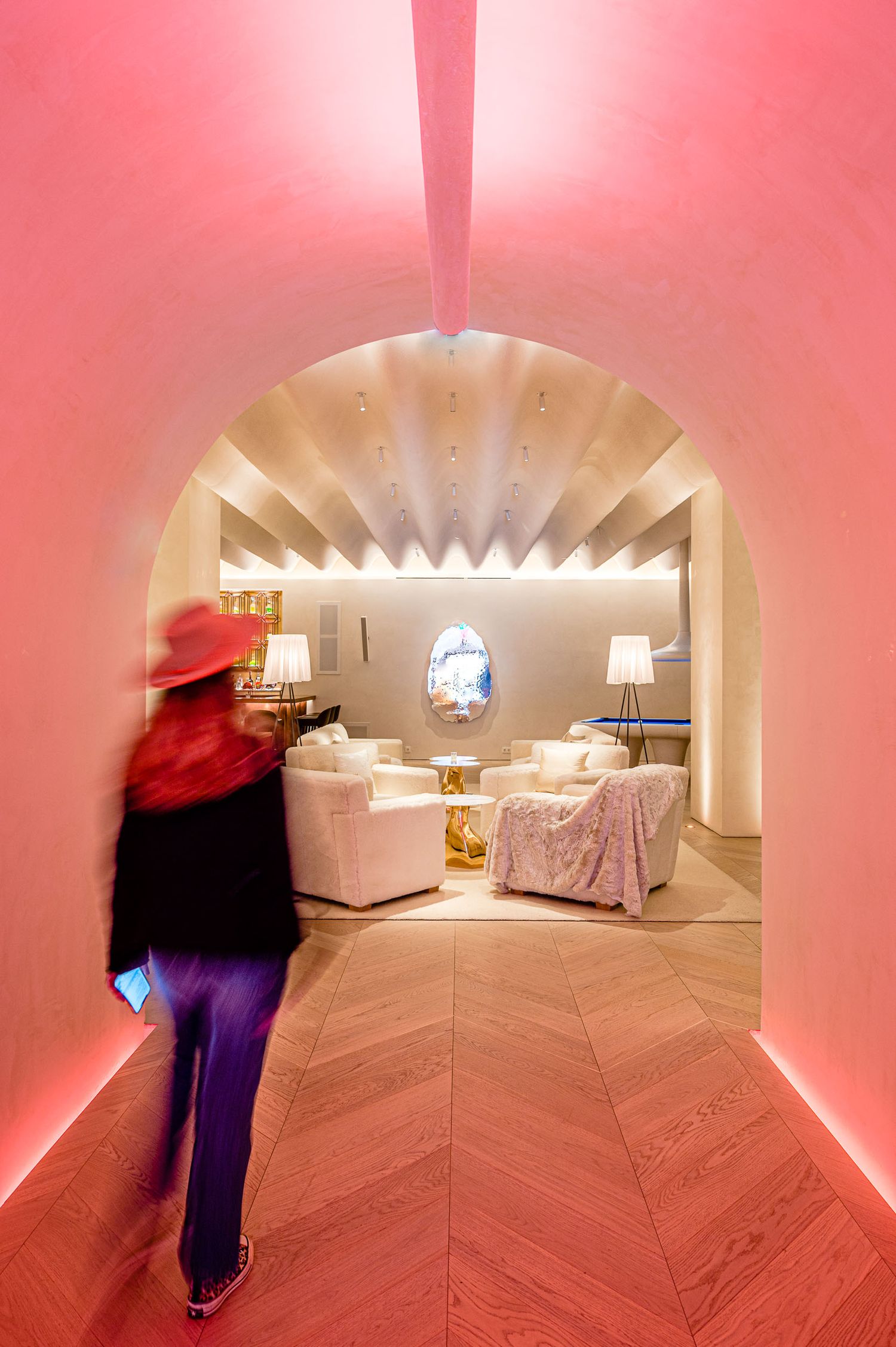 Fotografía editorial de arquitectura: entrada con arco rosa iluminado y efecto de movimiento en The Madrid Edition, Madrid
