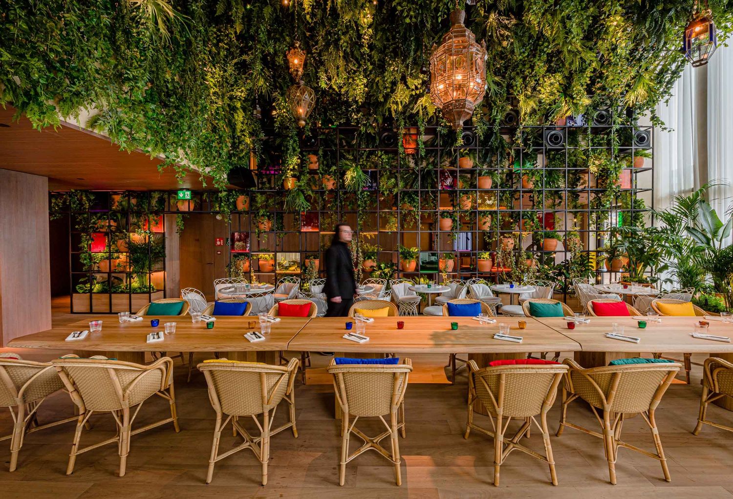 Arquitectura interior: restaurante Oroya tipo invernadero con techo de plantas en The Madrid Edition, Madrid.