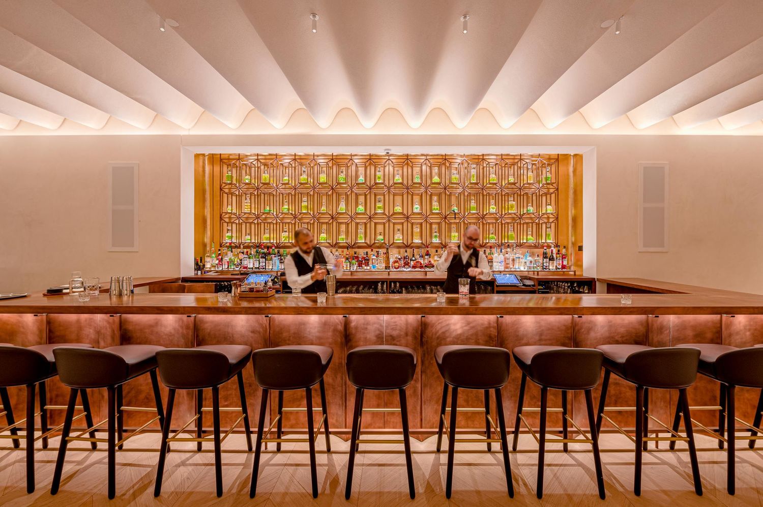 Reportaje de interiorismo: salón principal de madera tallada y muebles amarillos en The Madrid Edition, Madrid.