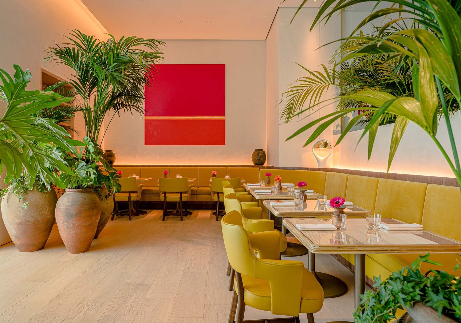 Fotografía arquitectónica: restaurante de lujo con sillería amarilla y diseño biofílico en The Madrid Edition