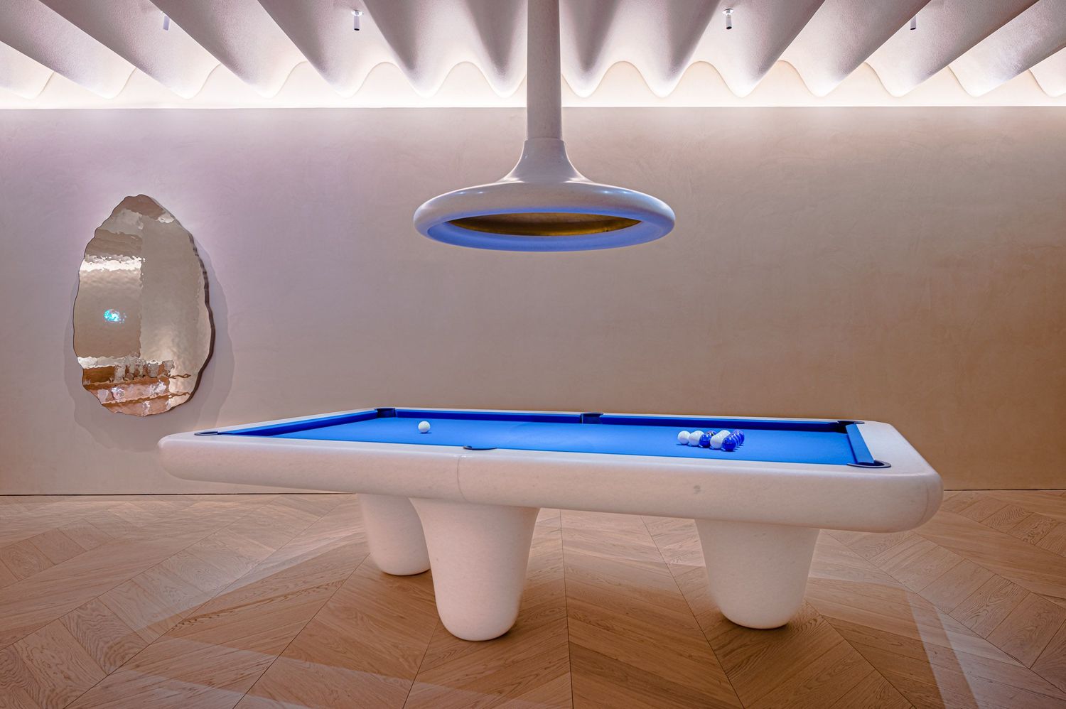 Diseño de interiores: sala de juegos minimalista con mesa de billar escultural azul en The Madrid Edition