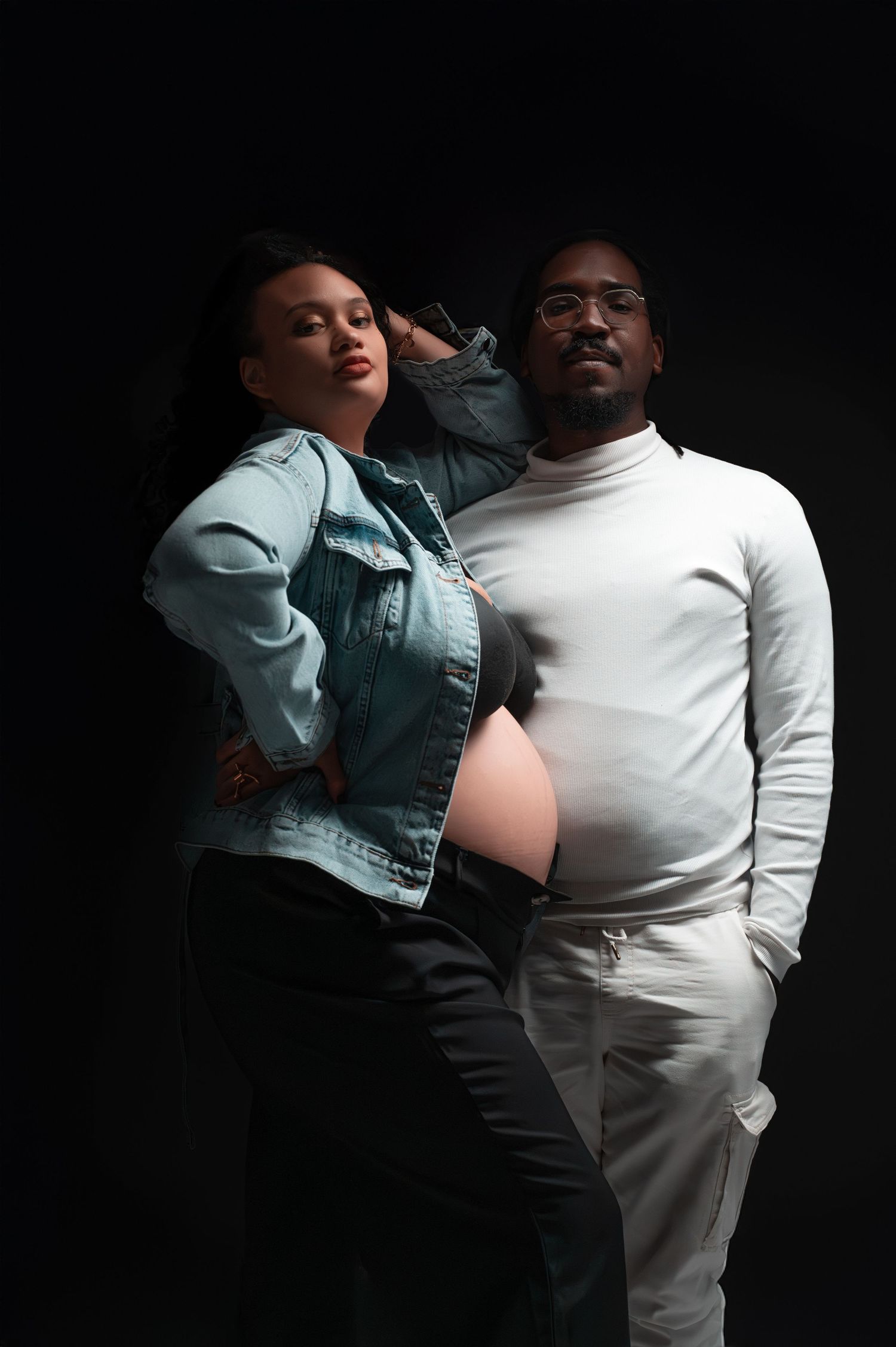 Photographe grossesse à Armentières, séance couple en studio capturant la connexion et l’émotion avant l’arrivée du bébé – Nord.