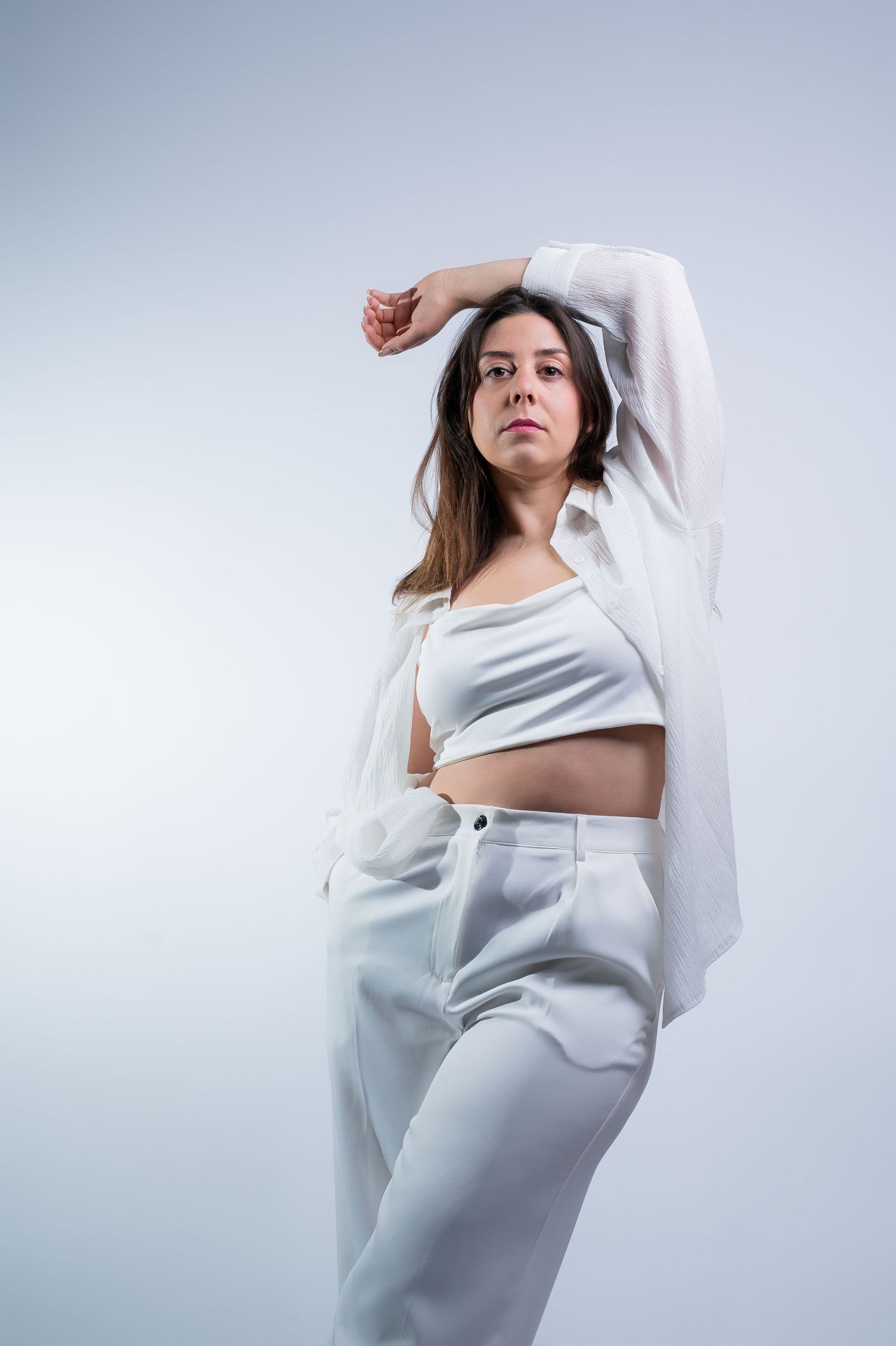 Shooting femme éditorial studio - ensemble blanc minimaliste - Fanny Studio Photographie