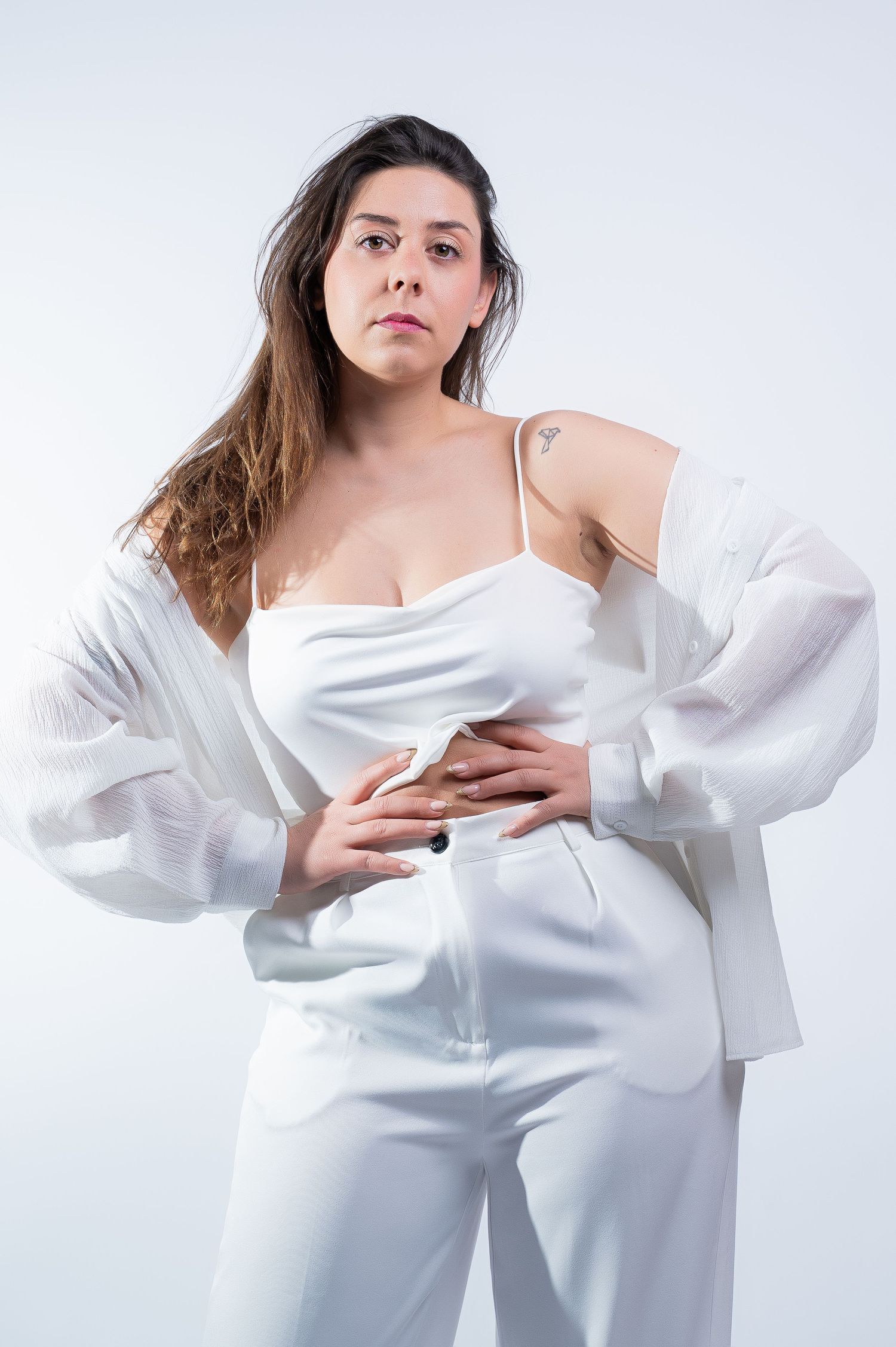 Portrait femme tenue blanche fluide en studio - photographe femme Armentières