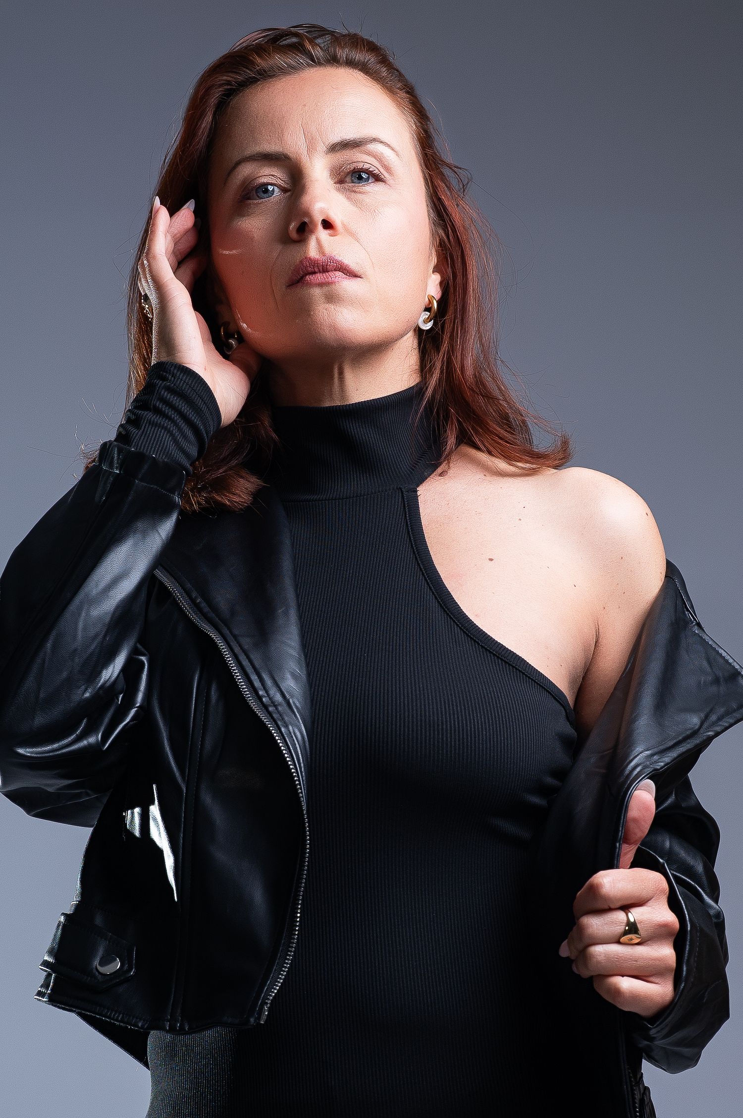 Shooting femme veste cuir noire studio - portrait éditorial fort - Fanny Studio Photographie