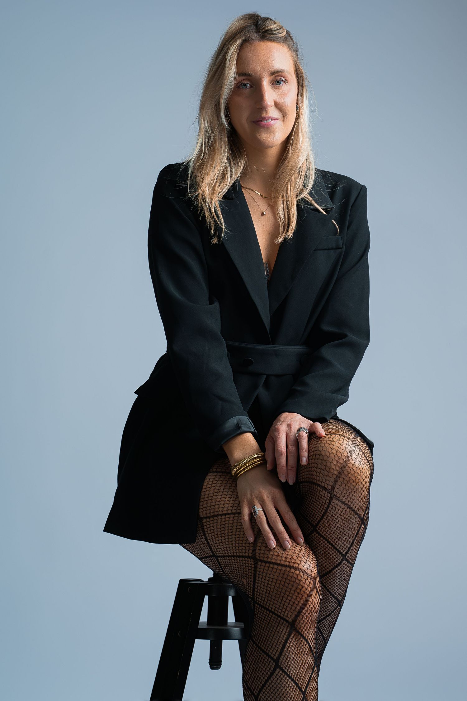 Portrait femme assise en studio - veste noire élégante - photographe Armentières
