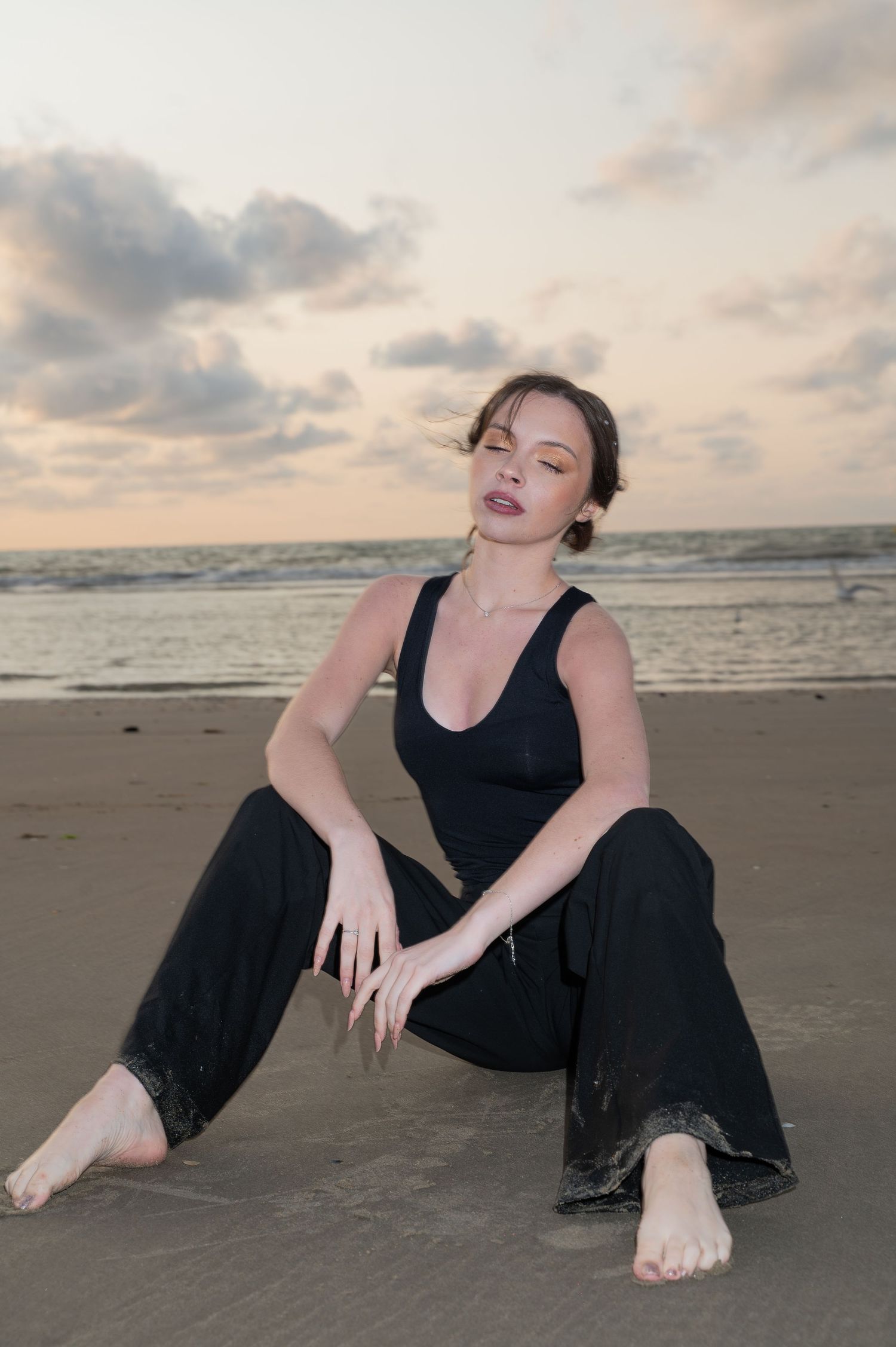 Shooting femme plage tenue noire - pose au sol - photographe éditoriale Nord