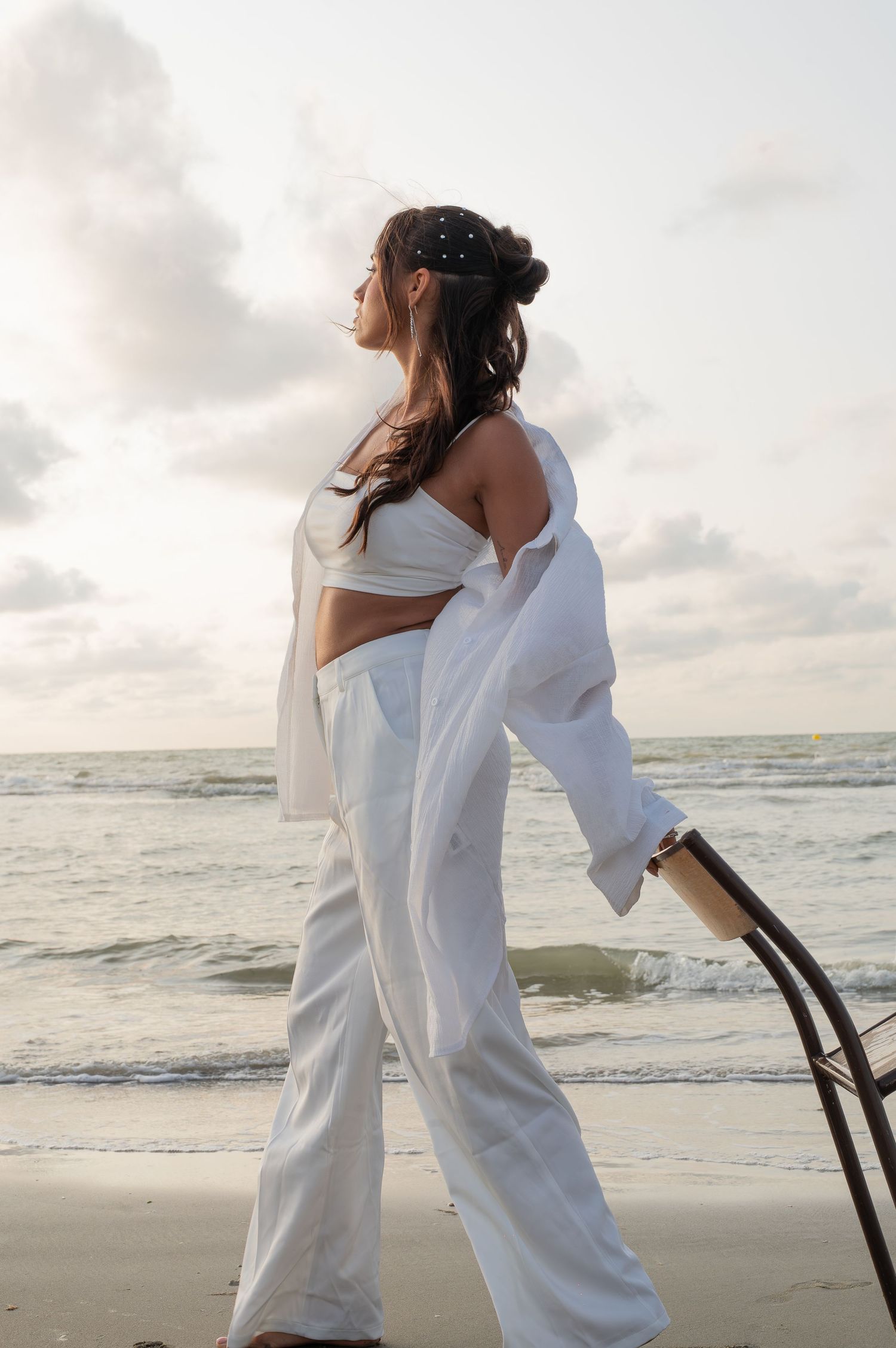 Portrait femme dos robe blanche plage - shooting éditorial Nord - Fanny Studio Photographie