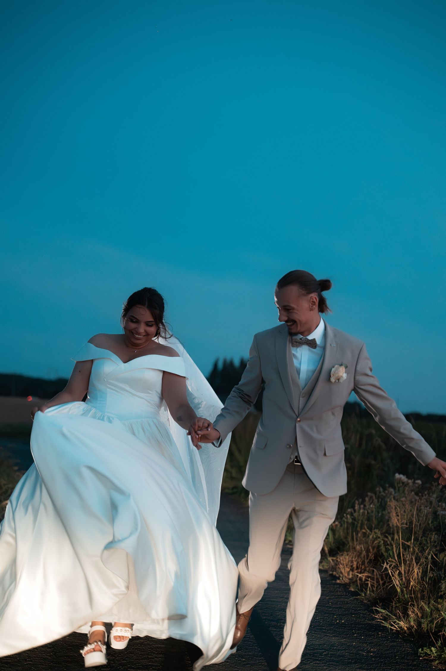Détail des alliances de mariage photographié à Nieppe, reportage mariage élégant et intemporel – photographe mariage Nord.
Haut-de-France ,
