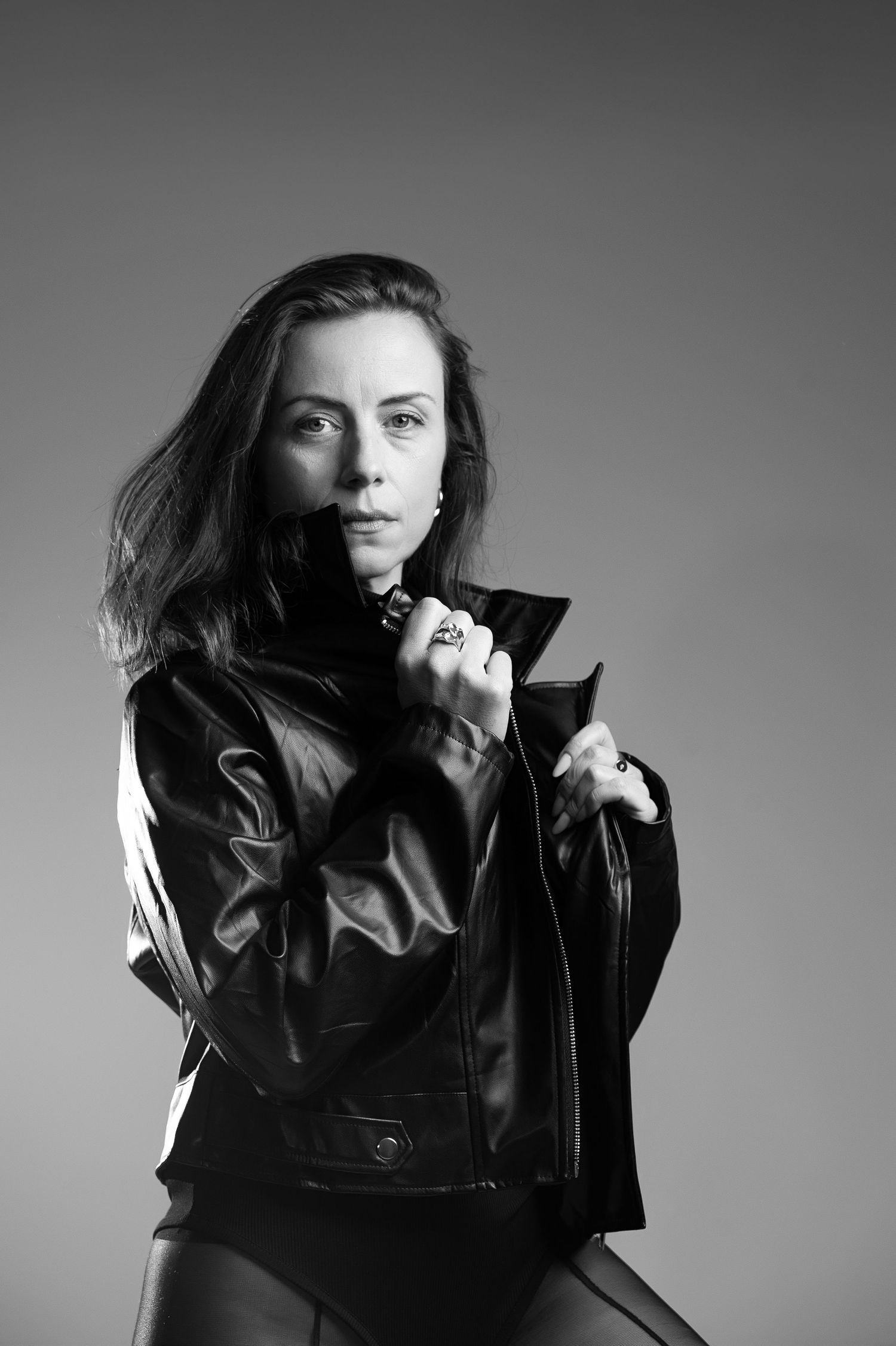 Portrait femme noir et blanc studio - veste cuir - photographe éditoriale Nord