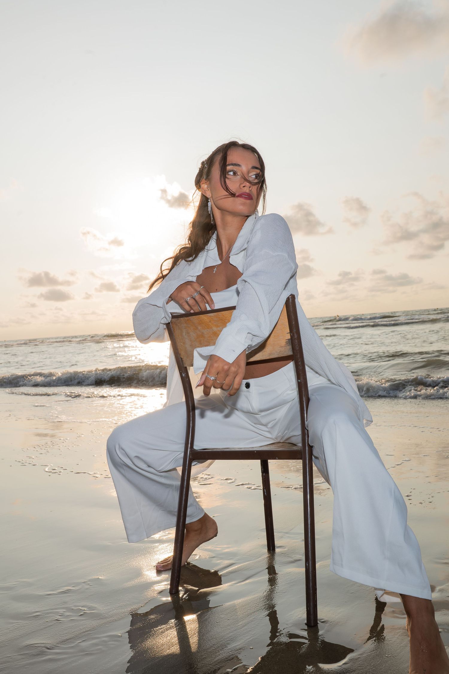 shooting femme assise sur chaise plage coucher du soleil , tenue élégante , photographe femme Armentières Nord
