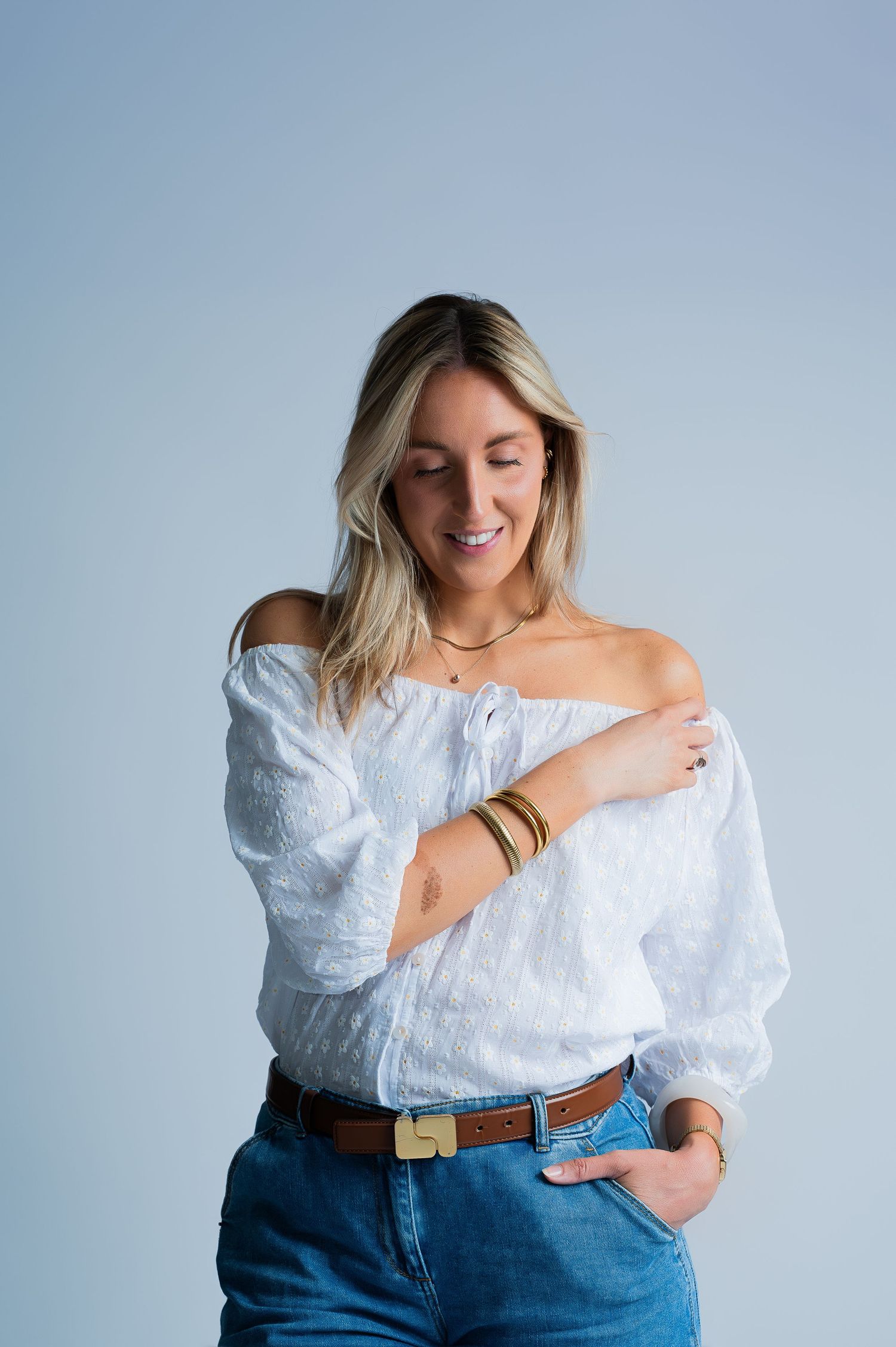 Portrait femme en studio à Armentières - chemise blanche épaule dénudée - Fanny Studio Photographie