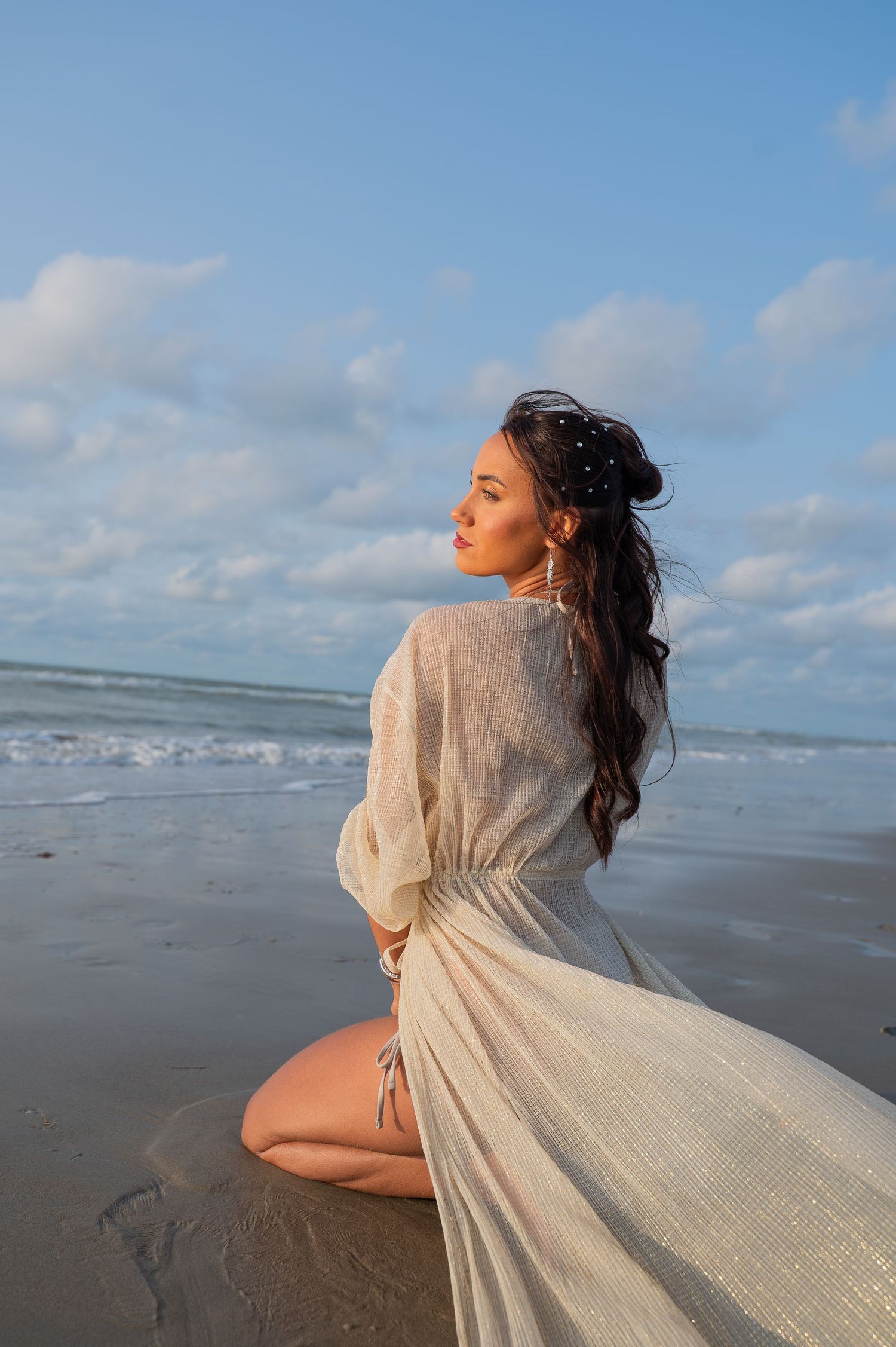 Shooting femme plage coucher de soleil - robe dorée - Fanny Studio Photographie