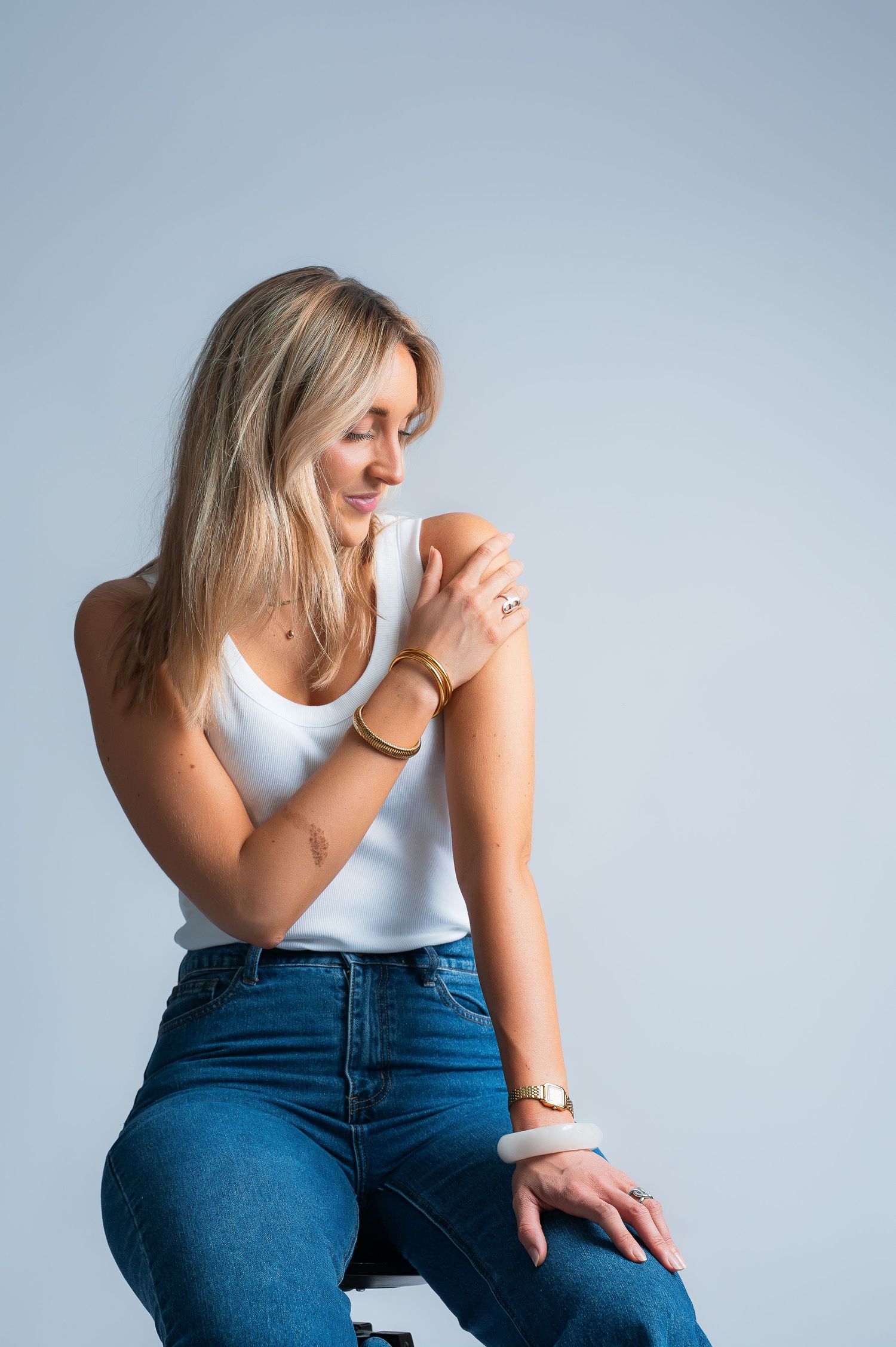 Shooting femme éditorial studio Nord - tenue casual jean blanc - Fanny Studio Photographie