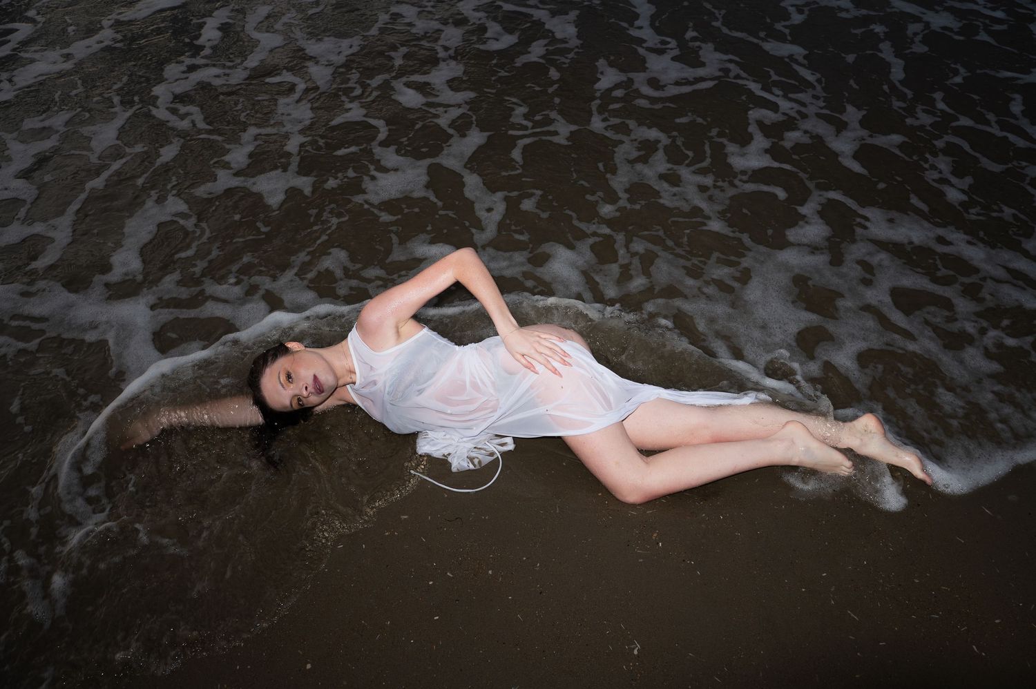 Shooting femme allongée plage - robe blanche - photographe femme Hauts-de-France