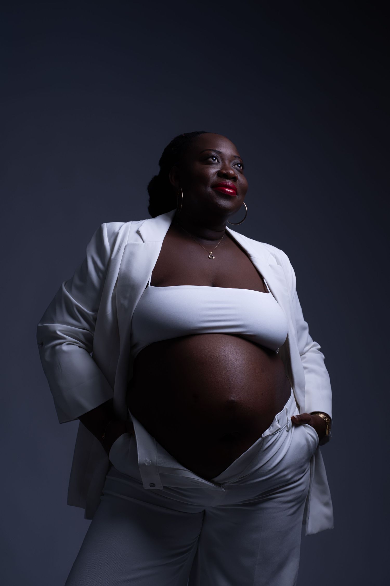 Séance grossesse mode en studio à Armentières, portrait puissant et élégant de future maman – photographe grossesse éditoriale Nord.