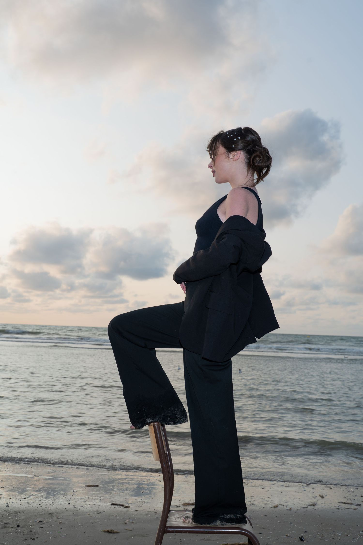 Portrait femme profil plage - tenue noire élégante - Fanny Studio Photographie Nord