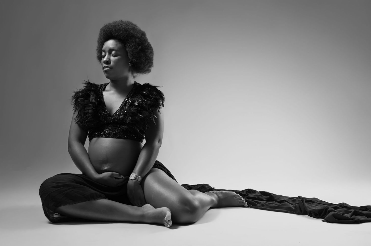 Photographie grossesse en studio à Armentières, couple attendant un enfant dans un style éditorial et intemporel – Fanny Studio Photographie