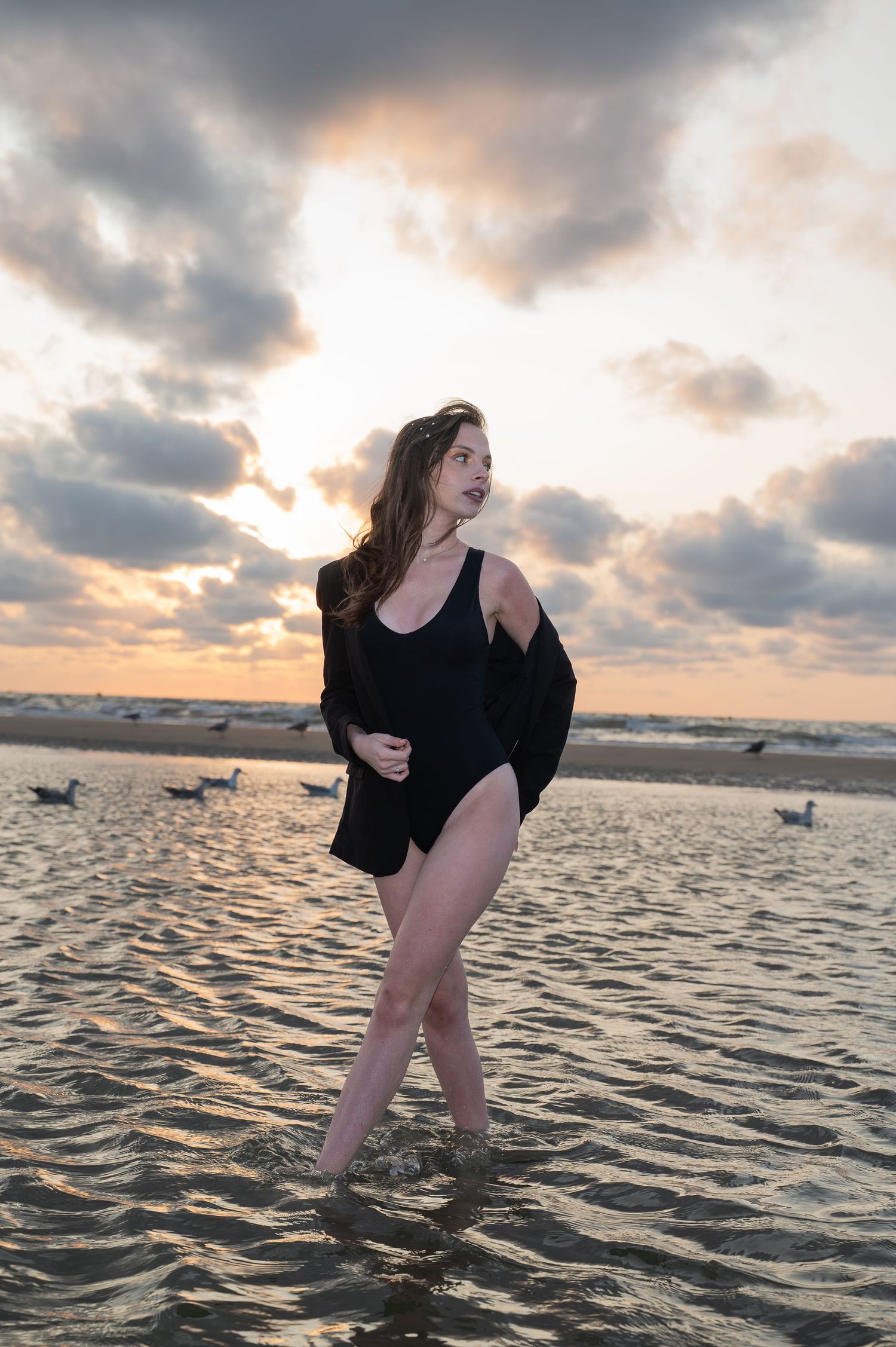 Portrait femme debout plage coucher de soleil - tenue noire - Fanny Studio Photographie