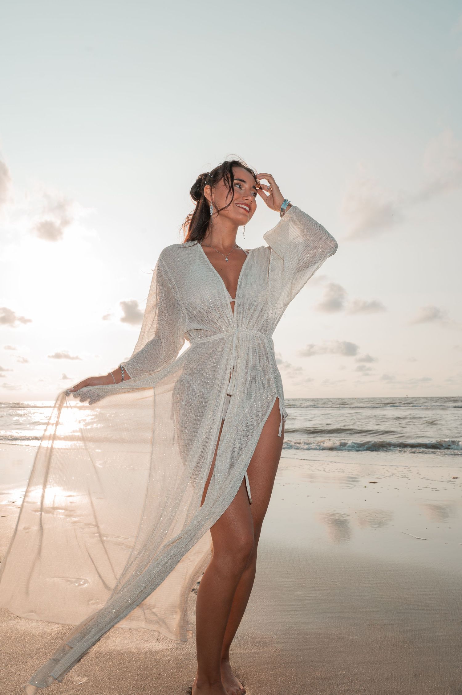 Portrait femme en extérieur bord de mer - robe blanche fluide - photographe Nord Hauts-de-France