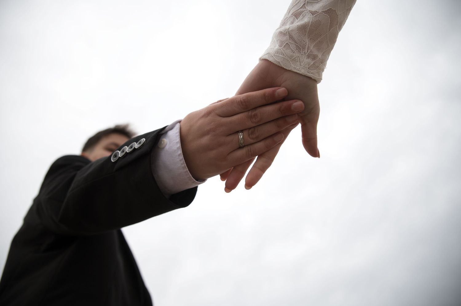 MANOS CON ANILLOS DE UNA BODA EN IBIZA