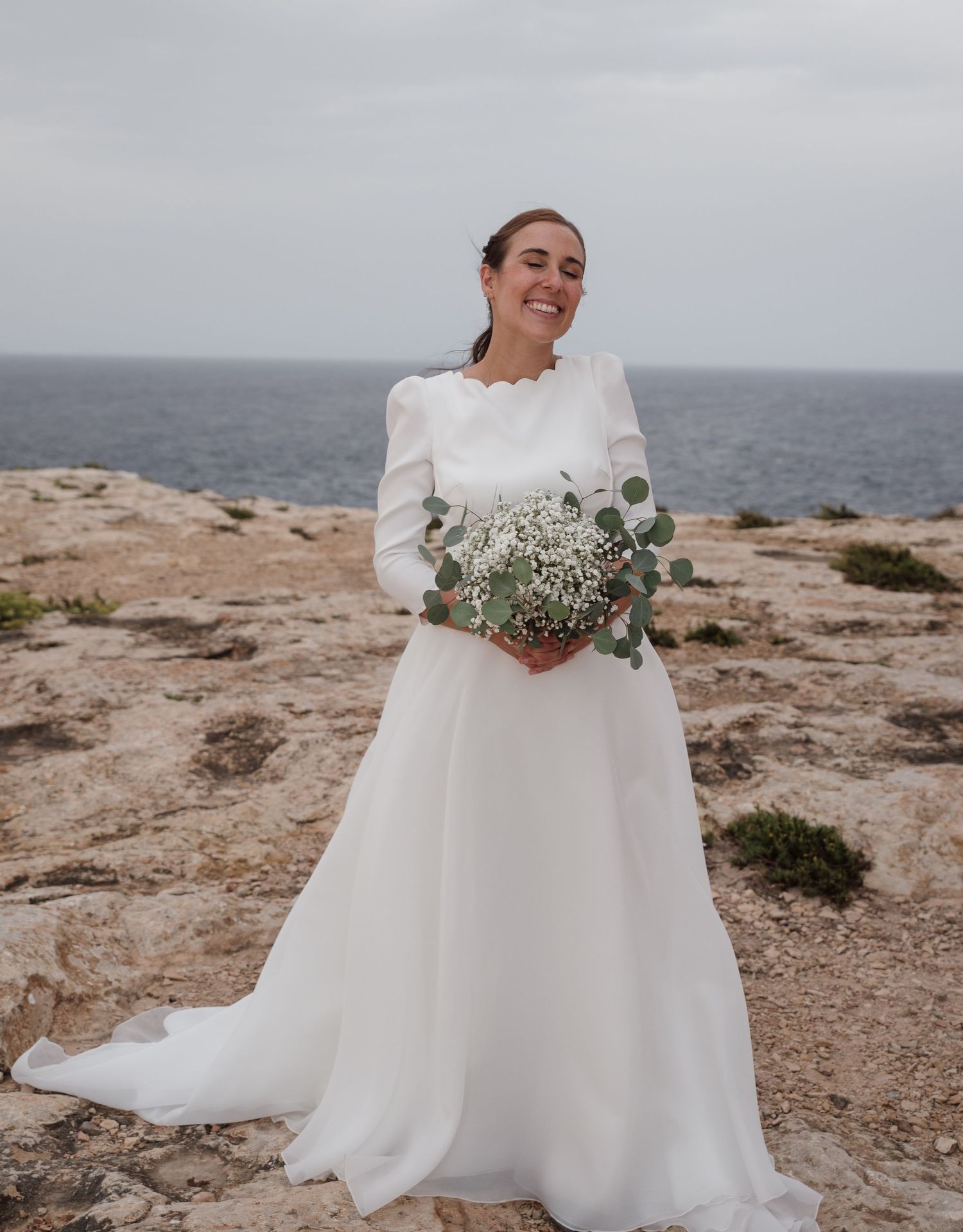 NOVIA SONRIENDO DESPUES DE LA BODA EN FORMENTERA