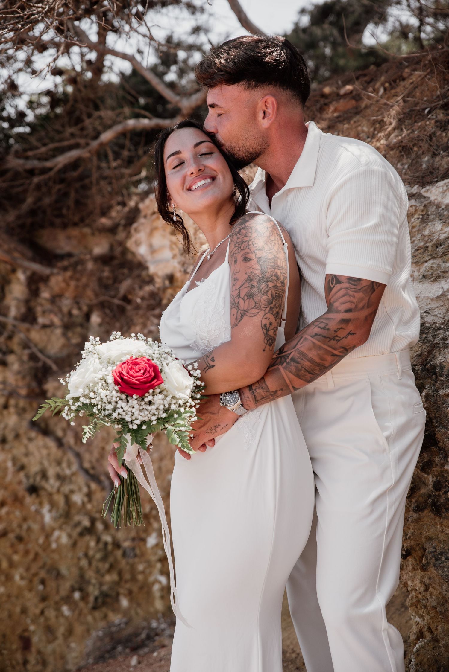 PAREJA BESANDOSE CEREMONIA IBIZA BODA AL AIRE LIBRE