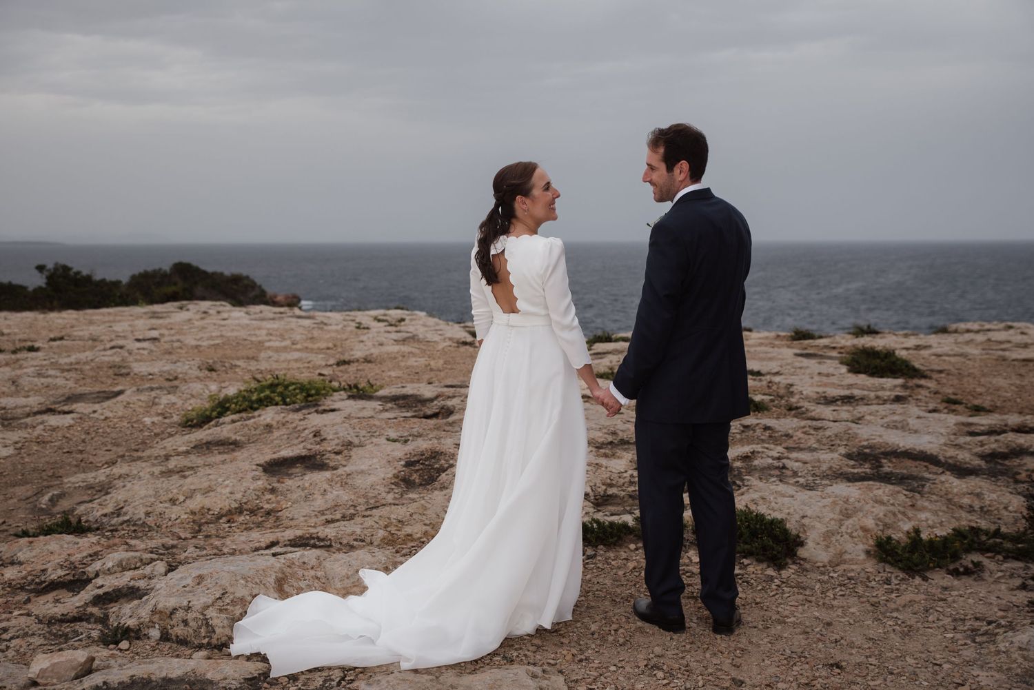 PAREJA MIRANDOSE BODA FORMENTERA TORRE Y MAR