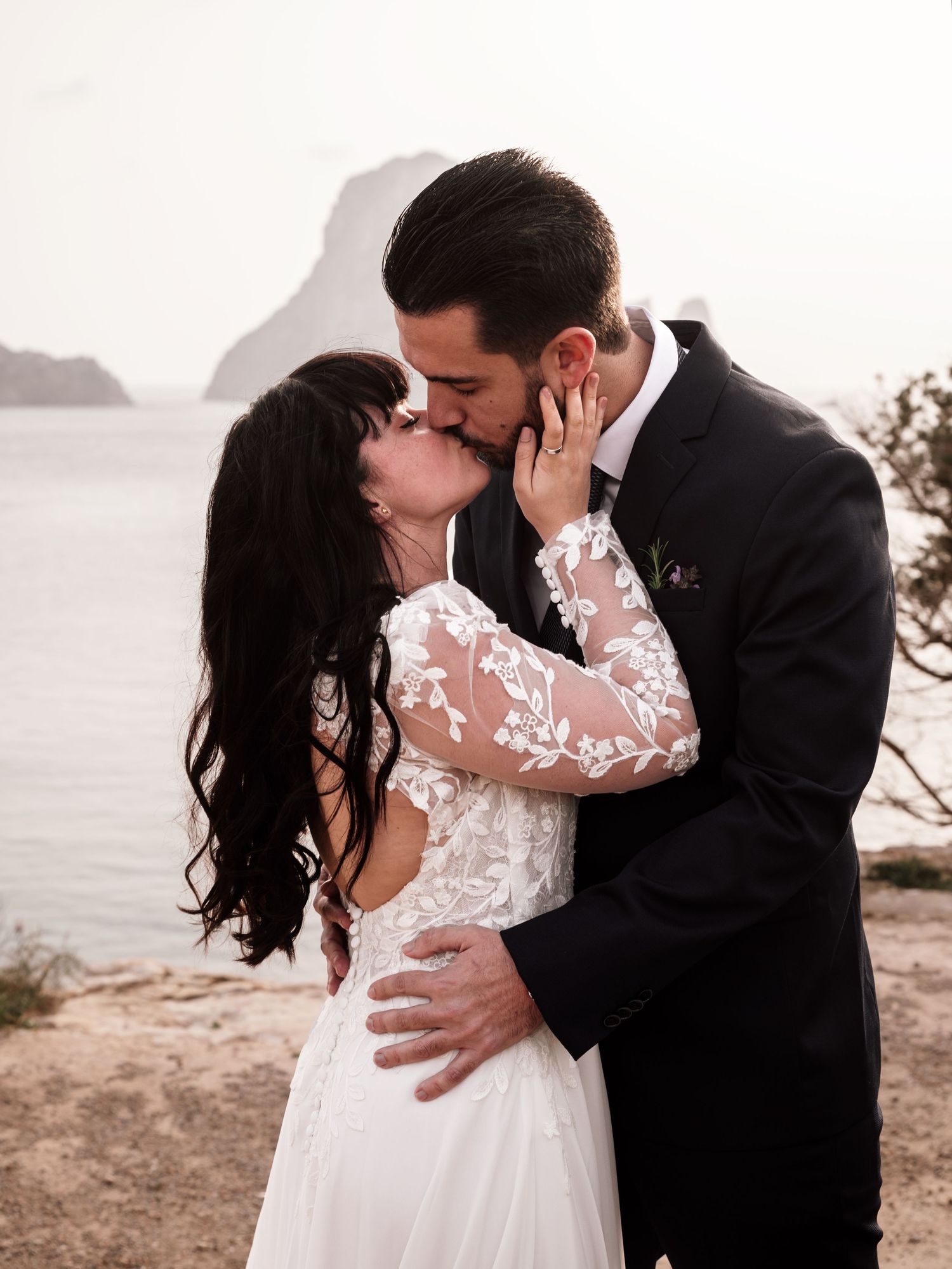 PAREJA RECIEN CASDA BESONDSE CON ES VEDRA DE FONDO