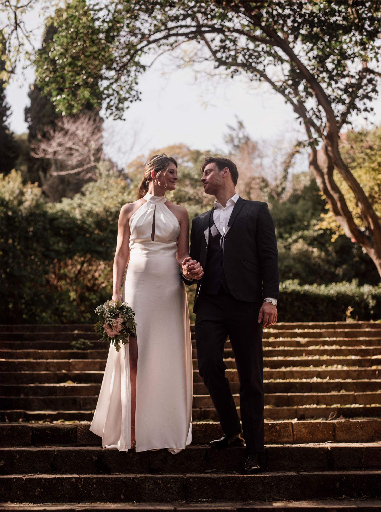 FOTOGRAFIA DE BODAS NOVIOS BJANDO ESCALERAS