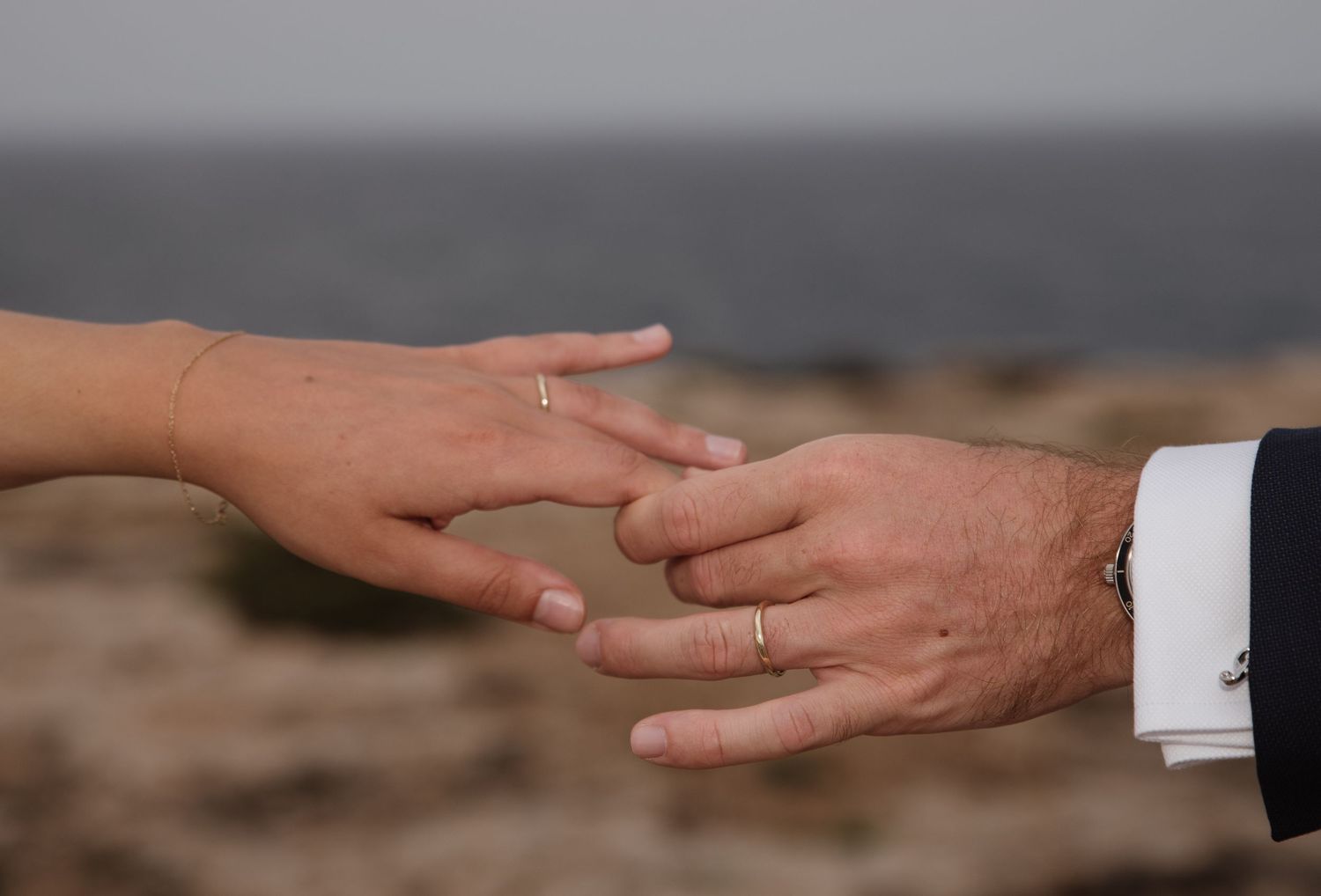 MANOS ANILOS BODA EN FORMENTERA