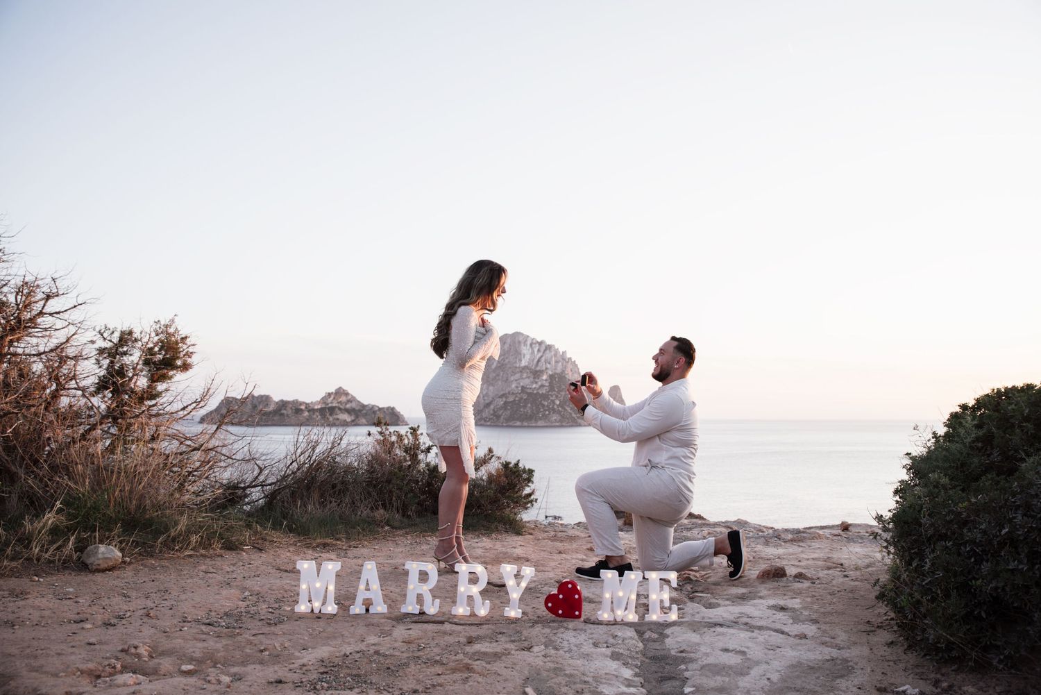 FOTÓGRAFA DE BODAS Y PEDIDAS DE MANO EN IBIZA. CREEAMOS UN ESCENARIO UNICO PARA VOSOTROS.