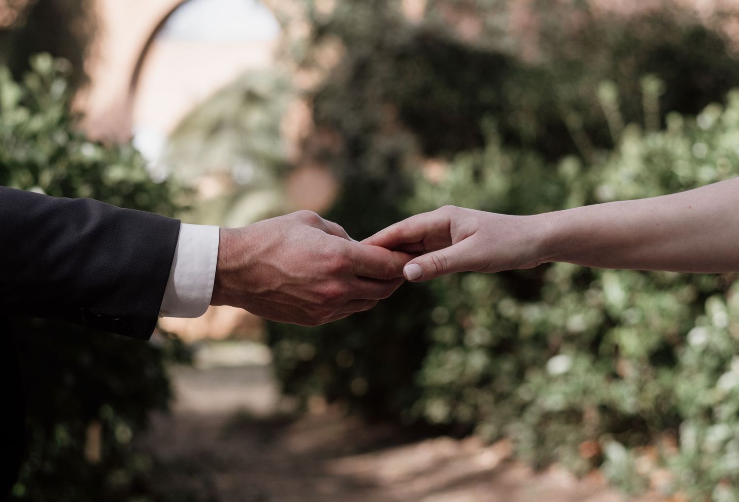 MANOS DE LOS RECIEN CASADOS EN IBIZA