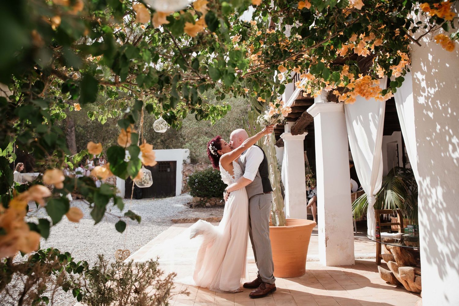 PAREJA BESANDOSE EN LA FINCA PARA CELEBRAR SU BODA EN IBIZA