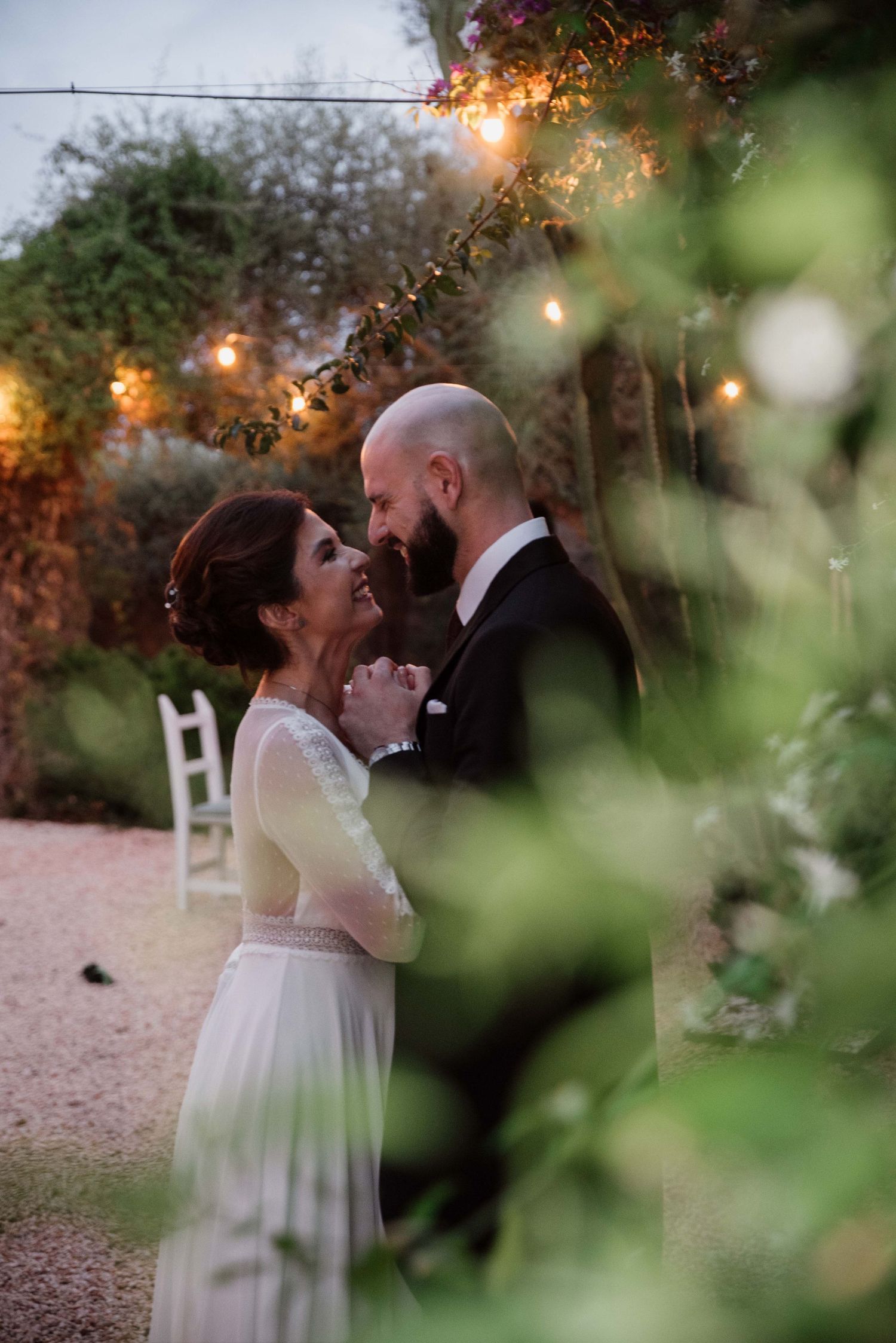 PAREJA BESANDOSE BODA EN IIBIZA