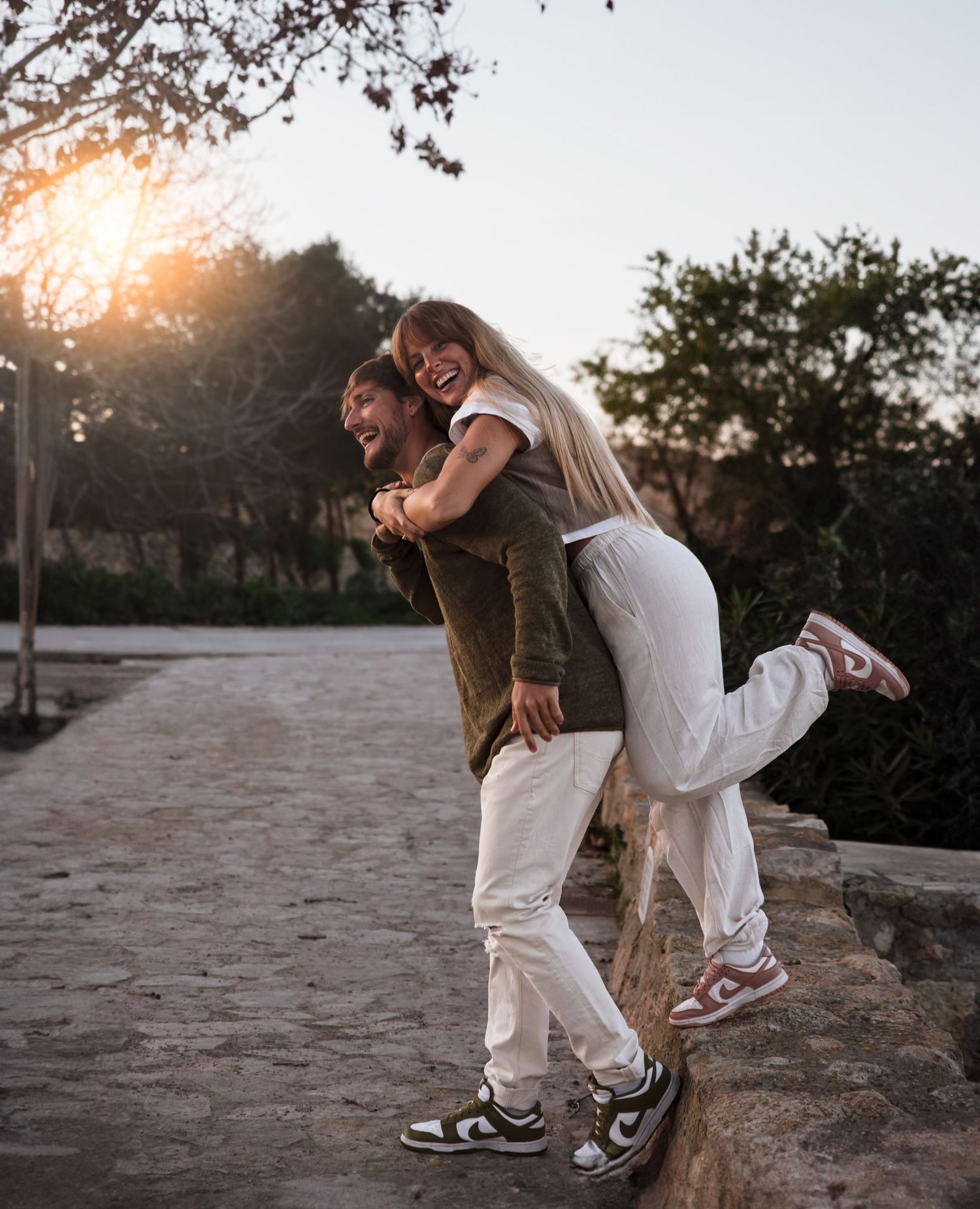FOTOGRAFÍA PRE BODA EN IBIZA.  CAPTURANDO IMÁGENES DE UNA PAREJA EN EL CAMPO DE IBIZA