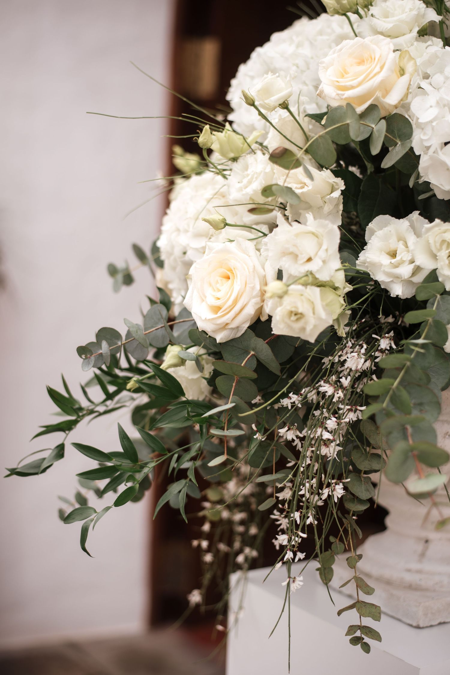 FLORES EN LA PUERTA DE UNA IGLESIA PARA CEREMONIA DE BODAS IBIZA